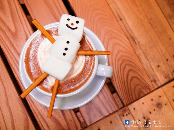 Coffee&People：〖台中│美食〗Coffee&amp;People ❤ 聖誕限定~超療癒雪人幸福登場!!現在只要點熱咖啡系列就有唷~搭配荷蘭寶貝，幸福更加倍~