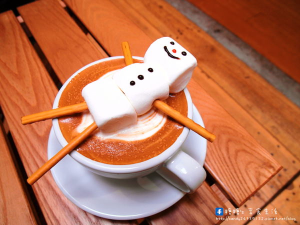 Coffee&People：〖台中│美食〗Coffee&amp;People ❤ 聖誕限定~超療癒雪人幸福登場!!現在只要點熱咖啡系列就有唷~搭配荷蘭寶貝，幸福更加倍~