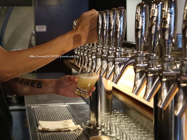 禾樂Beer：〖台中│美食〗禾樂Beer ❤ 隱身在東海商圈巷弄中的精釀啤酒專賣店，燈光美氣氛佳，提供數十種精釀啤酒，一進門先來個啤酒試飲~